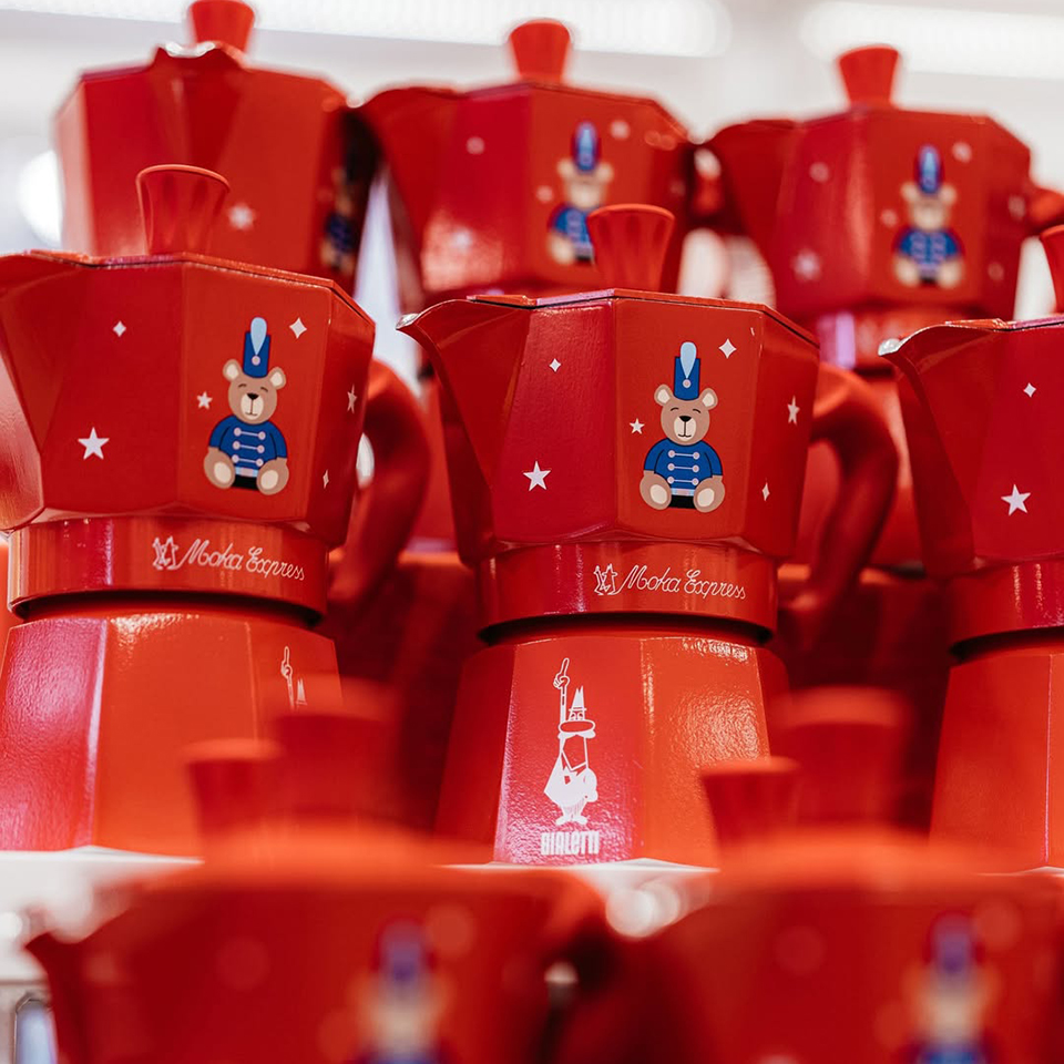 Bialetti-Magico-Ricordo-Moka-Express-Teddy-Bear-red (1) Bialetti-Magico-Ricordo-Moka-Express-Teddy-Bear-red (1)